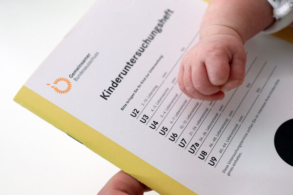 Bild vergrößern: Kinderarzt_805036_kinderuntersuchungsheft_timreckmann_pixelio