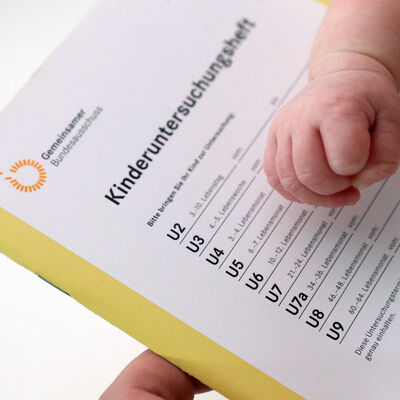 Kinderarzt_805036_kinderuntersuchungsheft_timreckmann_pixelio