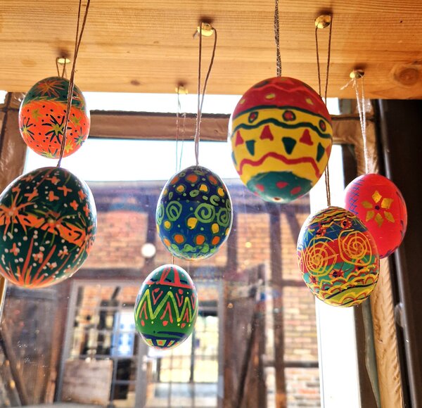 Bild vergr&ouml;&szlig;ern: Ostereiwerkstatt in Glashütte_Bild 1_Eierregal6