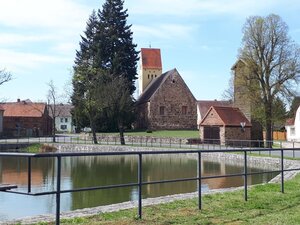 Bild vergrößern: Merzdorf_Dorfteich und Kirche